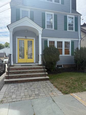 SPACIOUS 2-BEDROOM, 1-BATHROOM FIRST-FLOOR APARTMENT WITH PARKING AND LAUNDRY    1