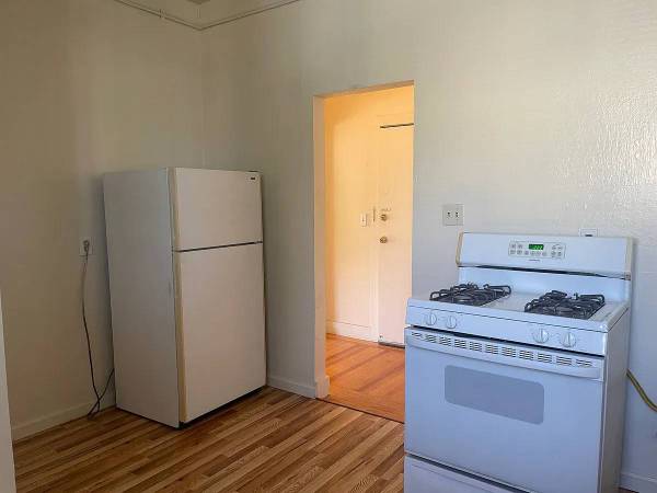 $900 / 461ft2 - Spacious sunny studio overlooking our beautiful backyard (Oakland)63847325366787120