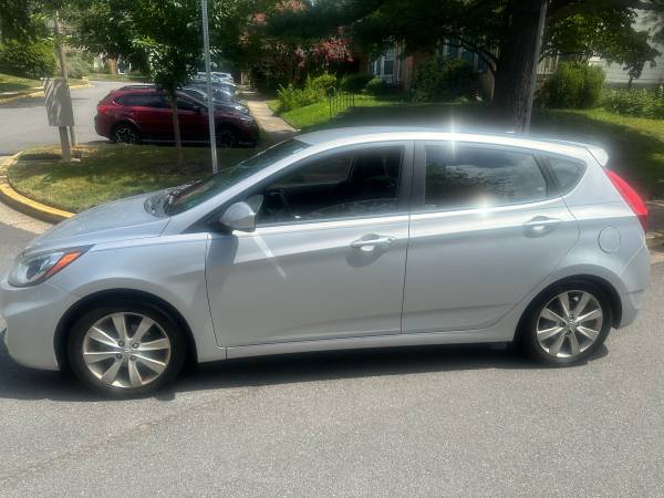 2012 Hyundai Accent hatchback, transmisión manual de 6 velocidades, todo eléctrico, 118 mil millas - $3.850 (Vienna)63439845596801124
