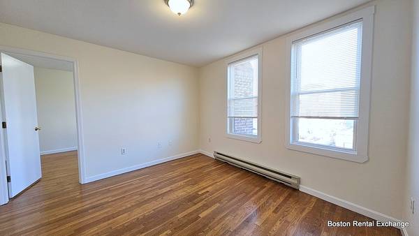 $2,500 / 1br - ♦BEAUTIFUL SUNNY RENOVATED 1 BED LITERALLY IN DAVIS SQ! CAT FRIENDLY! (Somerville - Davis Square)63828556722817121