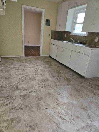 $1050.00 / 2br - 894ft2 - 4833 Johnston64036538627969123