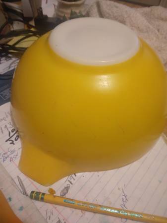 Pyrex yellow mixing bowl 1