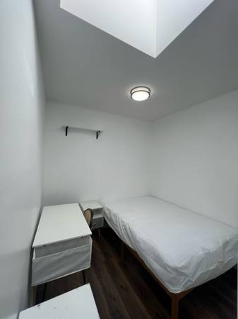 $1,400 / 3br - Furnished room in a three floor 3BR available now (Bushwick)64033632413570121
