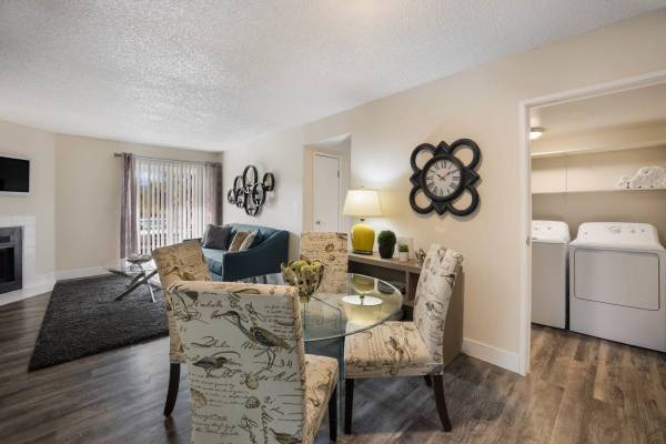 $1,595 / 2hab - 970ft2 - Programa de Recompensas para Residentes, Centro de Negocios, Alquiler Flexible (2880 Woodland Hills Dr, Colorado Springs, CO)63658129641731122
