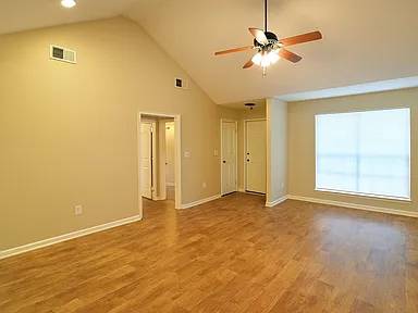$700 / 2br - Hermoso dúplex de 2 habitaciones y 1 baño: distribución abierta y bañera de jardín! (Millbrook, AL)63668208802307120