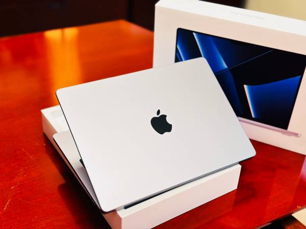 Apple MacBook Pro 14 inch M2 Max chip 1