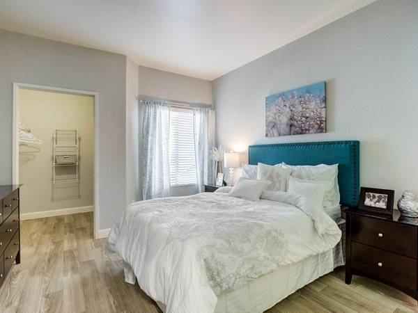 $1,350 / 2br - 1157ft2 - Resort-style pool and spa, Private patio or balcony, Fitness center63907026748547124