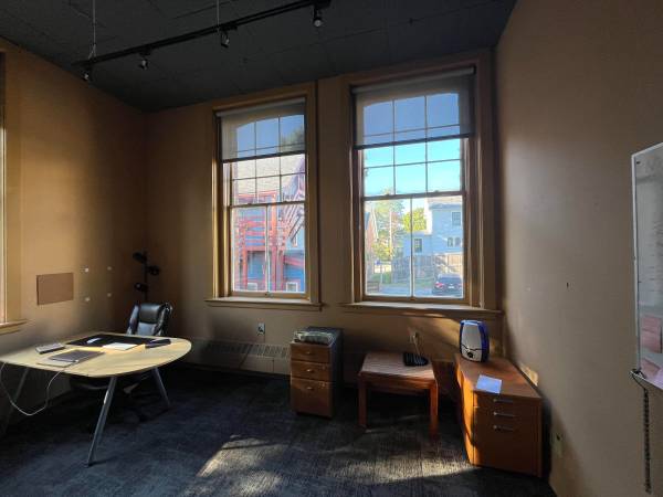 $995 / 170ft2 - Corner office with three windows in the Adams School (Burlington Hill Section)63992935810307121