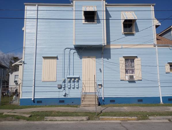 $1,300 / 2br - 800ft2 - A beautiful two bedroom house $1300.00 in mid city no pet no text call (New Orleans)63792094381059120