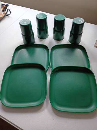 Tupperware set, plates and tumblers 1