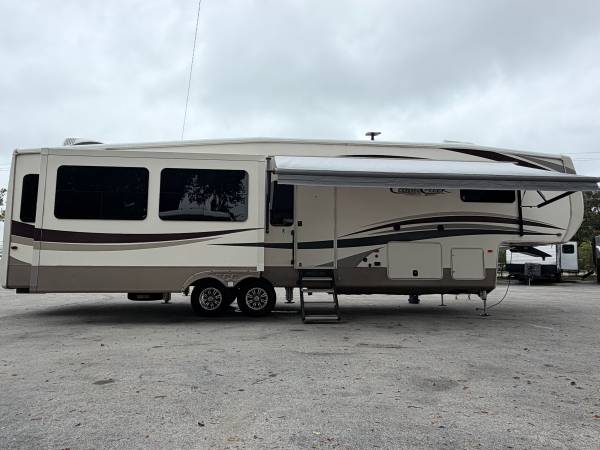 2018 Cedar Creek Hathaway Edition 36CK2 1