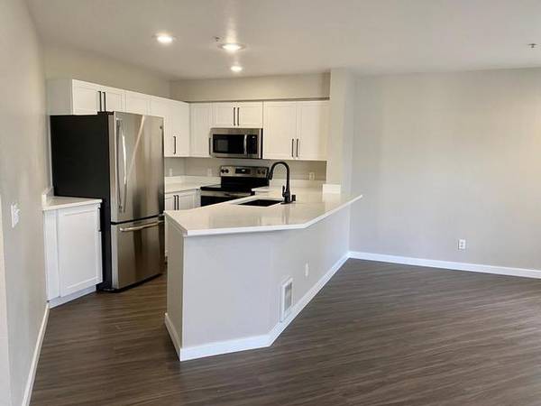 $3,722 / 2br - 1393ft2 - Ceiling Fans, Sparkling Pool & Spa, Free Wi-Fi In Amenity Areas (Redmond)63850641352321124