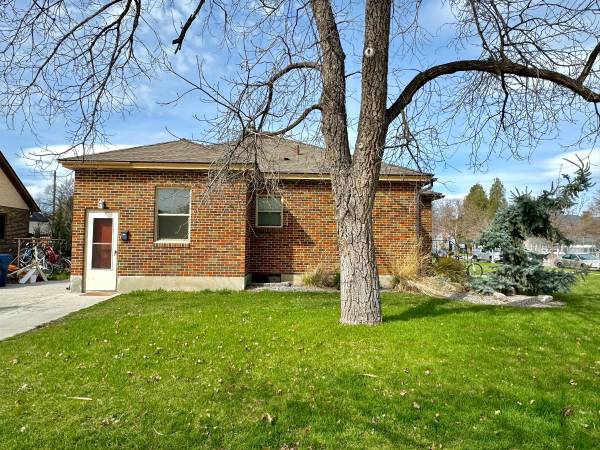 $1,100 / 1br - 1 Bed, 1 Bath Basement Unit across from Bonner Park!63656975431043121