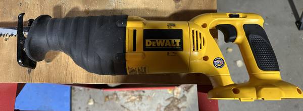 Cordless variable Speed Reciprocating Saw Dewalt DW938 W/Battery 1
