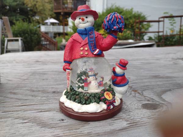 Philadelphia Phillies snowman cheer snow globe 1