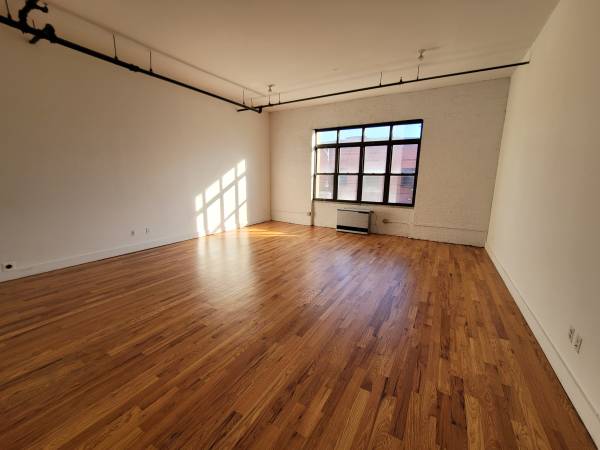 LARGE LOFT__PRVATE BathRoom____13 CEILING____LARGE WINDOWS____ELEVATOR 1