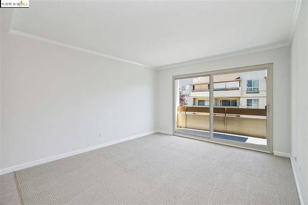 $1,999 / 1br - 700ft2 - Fantastic Fairmount Condo 1/1 with Pool, Parking, Laundry, Pets OK! (oakland lake merritt / grand)63850008704643124