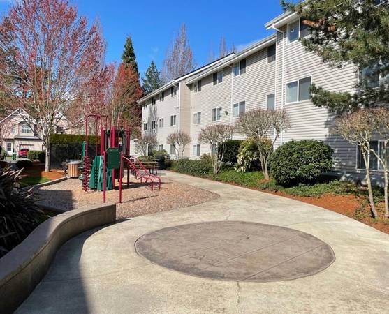 $1,995 / 3br - UPSCALE & MOVE READY - Exceptional 3 Bedroom - By Multiple Theaters (Beaverton / Aloha)63999315817603122