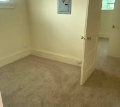 $1,000 / 1br - Charming 1-Bedroom with Bonus Room & Private Backyard63813715671937120