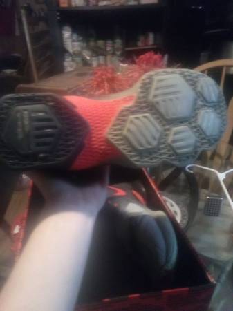They are LeBron James 13 Akronite they are a size 10 in US (Russellville)64144081397122121