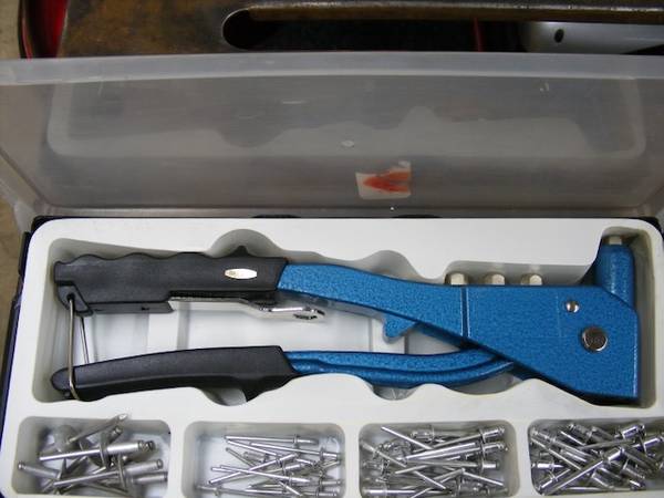 pop rivet tool & rivets in plastic carry case 1