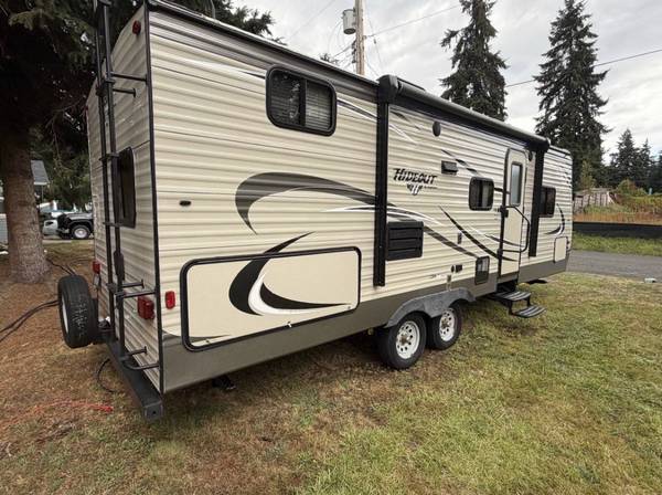 2017 Keystone hideout, bunkhouse model, clean title and excellent shap 1
