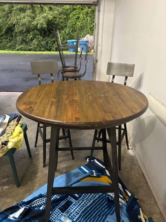 High table with barstool chairs 1