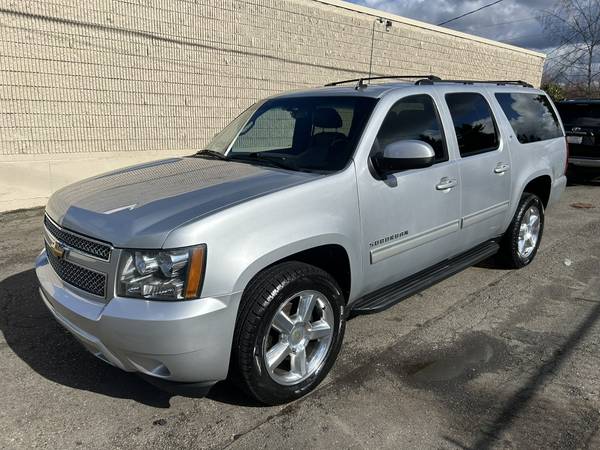 2013 Chevrolet Suburban LT 1500 4WD --DVD, Third row, Clean title-- - $16,995 (kirkland)63613935088897120