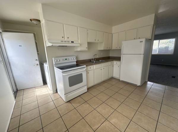 $1,170 / 2br - Great location! ~ Nice 2B Apartment ~ Private Entry, Back Patio ~ (Colorado Springs)63686672375681122