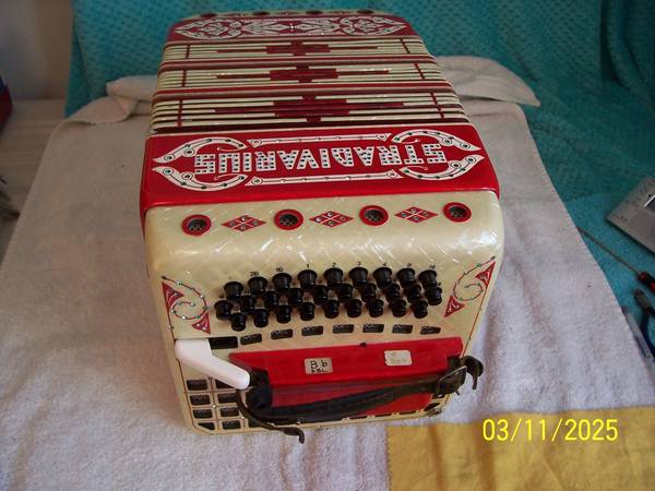 Stradivarius Concertina  sounds great Key of C 1