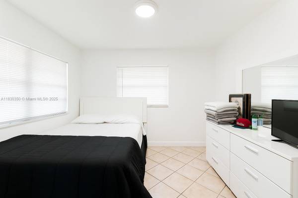 $2,900 / 2br - 910ft2 - Natural Light Fills this Spacious, Centrally Located 2bd! (Lincoln West- South Beach)64001844505858124