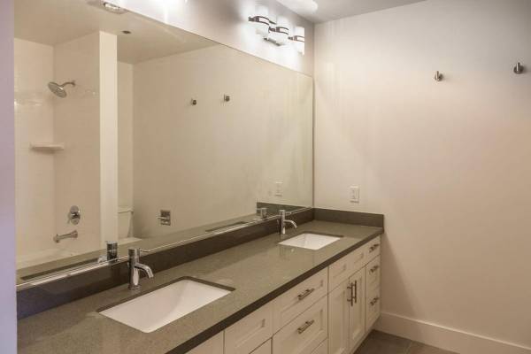 $2,795 / 1br - 894ft2 - Ample cabinetry, Track lighting with dimmers (Capitol Hill, Seattle Wa)63773355364353123
