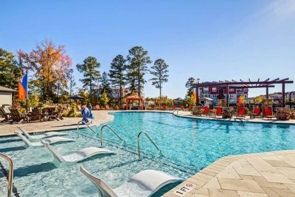 Ideal location! Close to everything! IMT Edgewater Commercial! Commerc 1