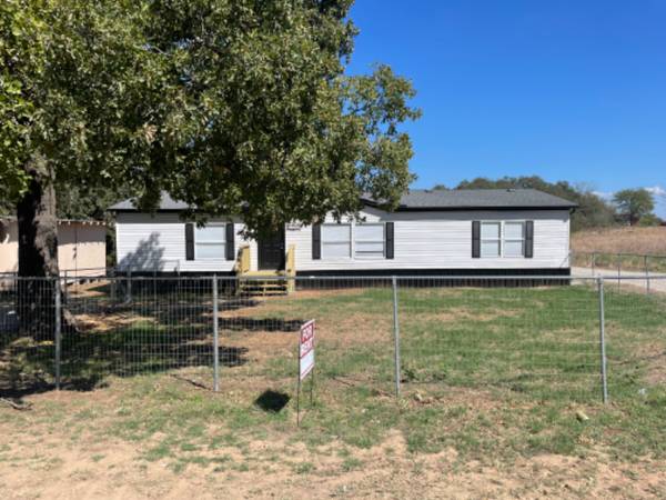 Charming 3 Bed, 2 Bath Single Family Home in Springtown, TX - Availabl 1