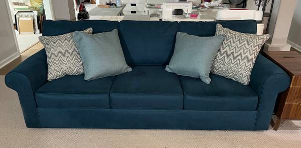 Sofa/Couch with 4 Accent Pillows in Excellent Condition! 1