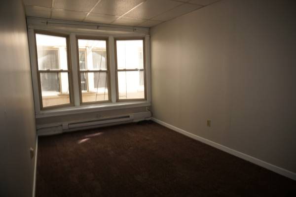 $1,350 / 2br - Closet Space Galore!!🚪👕👠 (Pittsburgh)64013532230914123