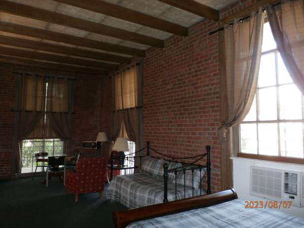 $350 / 1br - 334ft2 - Furnished Studio Apartment one block off St. Charles Ave. (New Orleans)63903650257154124