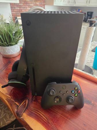 Xbox Series X w/ wireless headset 1