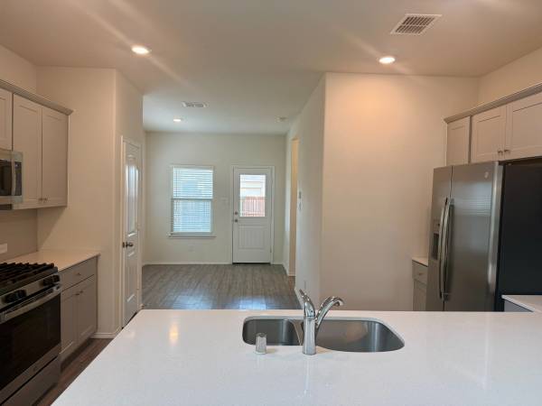 $2,350 / 4br - 2169ft2 - 4 bedrooms, 3 baths (Aubrey)63796476509827123