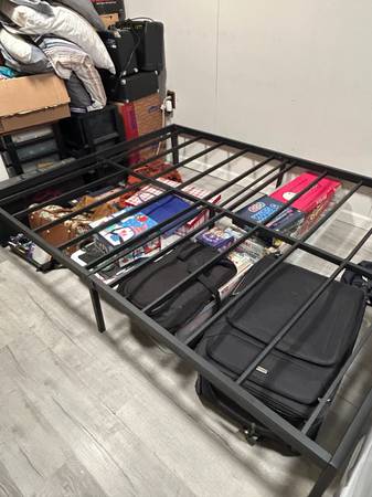 Bed frame - Queen 1