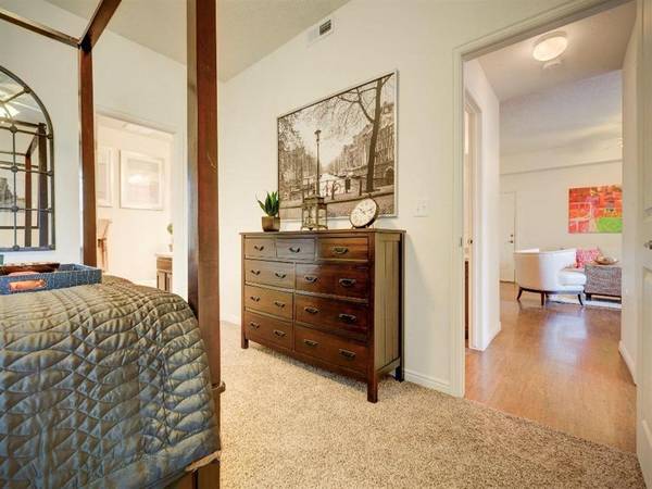 $1,499 / 2br - 904ft2 - Rare Opportunity: 2 BR/1 BA with Sundeck & Playground Access (Pleasant Grove)64037391824003123