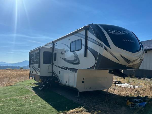 Grand Deisgn Solitude 3740BH 1