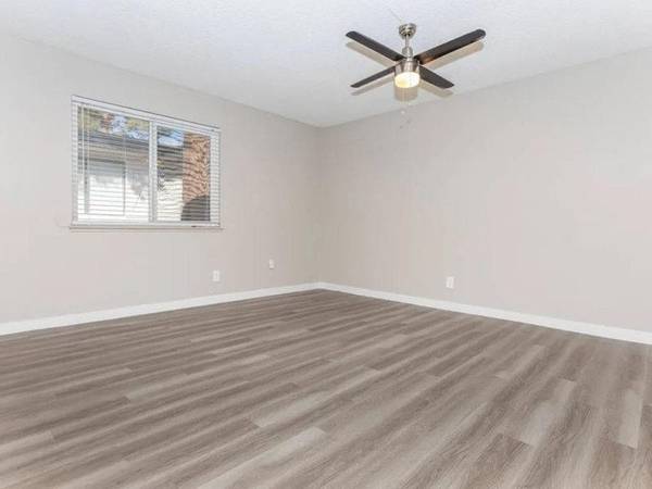 $1,225 / 2br - 940ft2 - Hermosas áreas verdes, pisos con estilo de madera, mantenimiento en el lugar63907028856067122