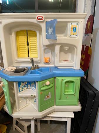 Toy kitchen 1