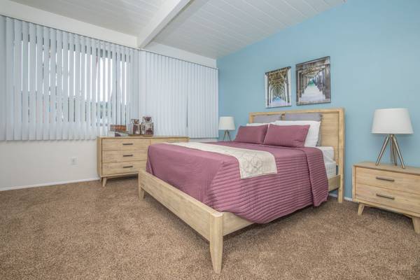 $2,725 / 2br - 950ft2 - 2x1.5 Townhome, Gran comunidad, 8 piscinas, 15 salas de lavandería, parque para perros (POINT LOMA)63621398953729124