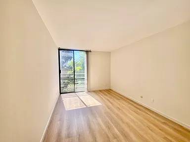 $1,150 / 1br - Remodeled & Spacious 1BD in Adams Point – Parking Included63687423136129120