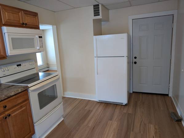 $1,100 / 1br - 1 bedroom with lots of closet space, nice neighborhood (Rutland)63784617260801121