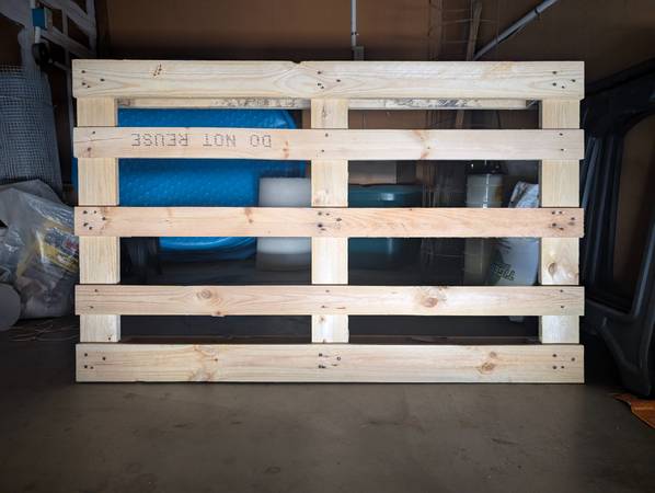 Wooden pallet, excellent condition 1