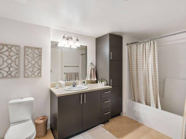 $2,295 / 1br - 560ft2 - Garage Parking, Stackable Washer and Dryer, Walk-in Closets* (U-District)63948217329667121