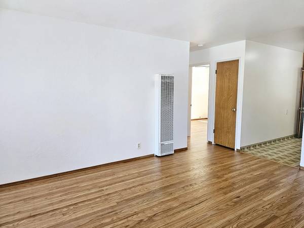 $1,296 / 2br - ✨ Apartamento 2H/1B Recién Pintado – ¡Patio Trasero y Estacionamiento en Garage! (hayward / castro valley)63664203237251123